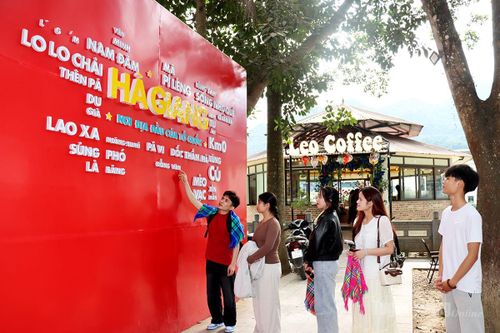 Du khách tìm hiểu thông tin các điểm du lịch nổi bật của Tuyên Quang tại khu vực Km 0.