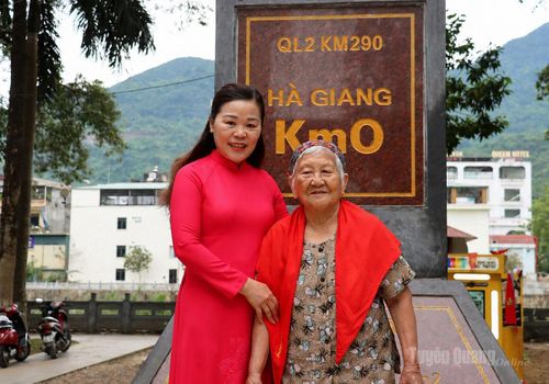 Bà Lê Thị Bé, 91 tuổi, du khách đến từ tỉnh Hưng Yên chia sẻ: “Tôi rất thích đến tham quan, trải nghiệm tại Tuyên Quang, nhất là ở vùng cao. Mỗi lần lên đây là một trải nghiệm thú vị”.
