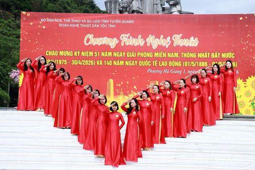 Du khách chụp ảnh tại Quảng trường 26-3, phường Hà Giang1 thể hiện niềm tự hào dân tộc.