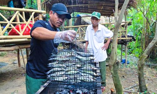 Theo một số người dân địa phương, thác nước Tà Puồng hiện đang khai thác du lịch là thác cuối trong cụm thác liên hoàn giữa rừng nguyên sinh.