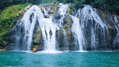 Anh Hồ Văn Giỏi, Tổ trưởng Tổ du lịch cộng đồng thôn Trăng - Tà Puồng, xã Hướng Lập cho biết, hiện nay Tổ du lịch cộng đồng thác Tà Puồng có 16 hộ gia đình tham gia. Hoạt động du lịch ở đây diễn ra khoảng từ tháng 3 đến tháng 6 hoặc tháng 7 khi thời tiết thuận lợi. Những ngày nghỉ lễ này du khách đến với thác Tà Puồng rất đông.