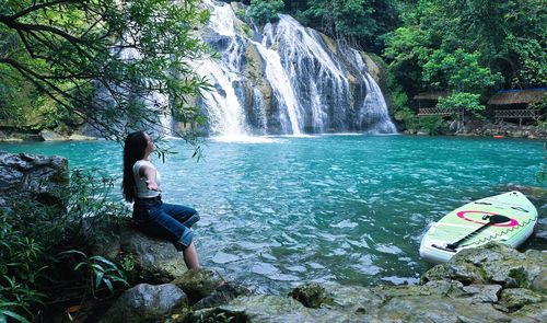 Du khách “tạo dáng” bên thác Tà Puồng.