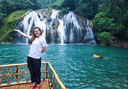 Khu vực ven hồ nước phía đối diện thác nước, bà con tạo dựng một số lán lợp lá, sàn lát tre, nứa để phục vụ khách đến thác Tà Puồng nghỉ chân hoặc ăn trưa tại đây. Đồng thời, làm cầu bằng tre tạo điểm check in, ngắm thác nước.