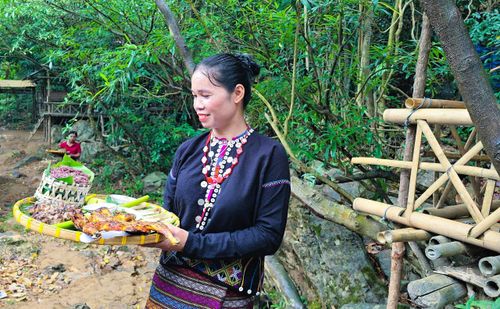 Đến với điểm du lịch cộng đồng thác Tà Puồng, ngoài thỏa thích tắm, chèo SUP giữa “viên ngọc xanh” bên dòng thác trắng xóa đổ xuống hồ và theo dòng suối chảy về hạ nguồn. Du khách còn có dịp thưởng thức những món ăn độc đáo của đồng bào Vân Kiều - Pa Cô nơi đây như: cá suối nướng, gà bản, nếp rẫy, măng rừng...