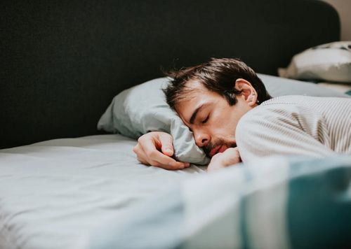 Ngưng thở khi ngủ có thể làm tăng huyết áp và gia tăng nguy cơ rung nhĩ - một dạng rối loạn nhịp tim phổ biến. Ảnh: Getty Images