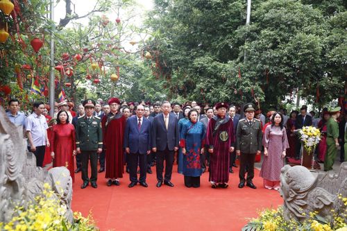 Tổng Bí thư, Chủ tịch nước Tô Lâm và các đại biểu dâng hương tưởng niệm các Vua Hùng. Ảnh: Thống Nhất/TTXVN