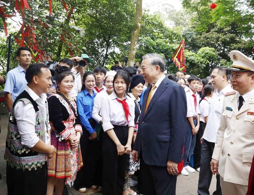 Tổng Bí thư, Chủ tịch nước Tô Lâm với các tầng lớp nhân dân tại Khu di tích lịch sử Quốc gia Đặc biệt Đền Hùng. Ảnh: Thống Nhất/TTXVN