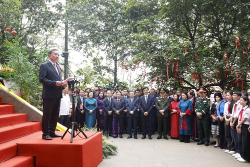 Tổng Bí thư, Chủ tịch nước Tô Lâm nói chuyện với các tầng lớp nhân dân tại Khu di tích lịch sử Quốc gia Đặc biệt Đền Hùng. Ảnh: Thống Nhất/TTXVN