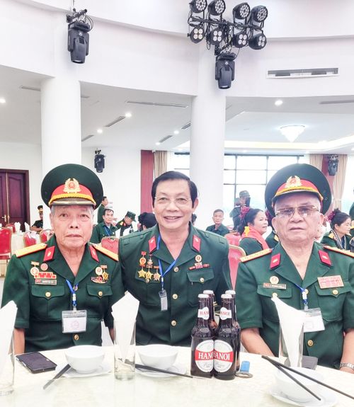 Tác giả (giữa) gặp gỡ Đại úy, Trưởng xe tăng 390 Vũ Đăng Toàn (bên trái) và Thiếu úy, lái xe tăng 390 Nguyễn Văn Tập (bên phải) tại Hà Nội tháng 10/2025