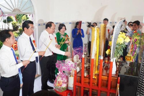 Các đồng chí lãnh đạo và đại biểu dâng hoa, dâng hương tri ân các chức sắc, tín đồ Cao Đài và Nhân dân hy sinh trong Trận Giồng Bốm năm 1946.
