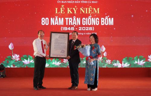 Đồng chí Nguyễn Hồ Hải, Ủy viên Ban Chấp hành Trung ương Đảng, Bí thư Tỉnh ủy (bìa trái), trao tư liệu bức thư của Chủ tịch Hồ Chí Minh gửi cụ Cao Triều Phát đến đại diện gia đình.
