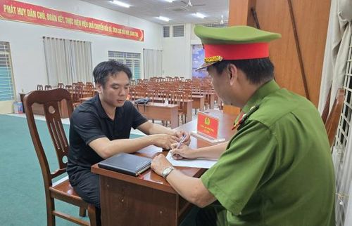 Nguyễn Hữu Tuấn khai nhận sau khi cướp giật điện thoại, thấy hối hận về hành vi của mình nên nhờ người khác trả lại cho bị hại.