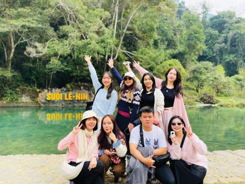 Du khách tham quan Khu di tích Quốc gia đặc biệt Pác Bó, xã Trường Hà.