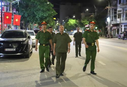 Lực lượng Công an phối hợp với lực lượng dân quân tự vệ nhanh chóng triển khai tuần tra, kiểm soát trên các tuyến đường, khu dân cư.
