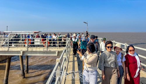 Du khách tham quan Khu Du lịch Ðiện gió Hòa Bình 1.