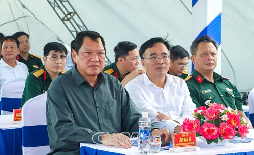 Lãnh đạo Binh đoàn 12, tỉnh Cà Mau và các đại biểu dự lễ phát động đợt thi đua cao điểm “60 ngày đêm lao động Quyết thắng”, tại công trường Cảng hàng không Cà Mau, chiều 30/4.