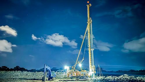 Công trường Cảng hàng không Cà Mau sáng rực ánh đèn khi các lực lượng thi công xuyên đêm, bảo đảm tiến độ hoàn thành theo kế hoạch.