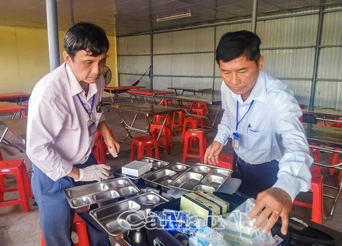 Ngành chức năng thực hiện test nhanh nhằm đánh giá mức độ vệ sinh của khay, dụng cụ đựng thức ăn tại bếp ăn tập thể.