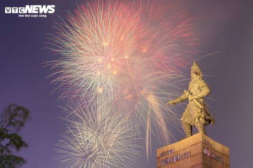 Những chùm pháo hoa tầm cao bung nở rực rỡ trên bầu trời TP.HCM, tạo nên khoảnh khắc đầy cảm xúc trong đêm 30/4.