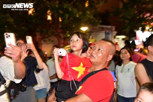Màn trình diễn pháo hoa nhân ngày Giải phóng miền Nam, thống nhất đất nước không chỉ mang đến cảm xúc đặc biệt cho người dân TP.HCM mà còn để lại ấn tượng sâu sắc với bạn bè quốc tế.
