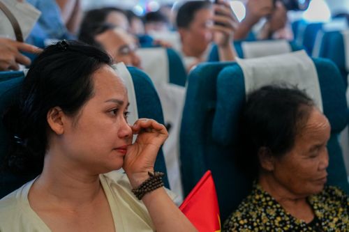 Không phải là tiết dạy lịch sử khô khan, chỉ còn những lời kể của người tiến ra từ thời khắc lịch sử ấy. Những câu chuyện của ông Toàn không nhắc quá nhiều đến chiến công, chỉ nói về những con người, những người lính. Để có được hòa bình ngày nay, chúng ta đã phải đánh đổi bằng bao máu xương của các anh hùng liệt sĩ. Câu chuyện của cựu chiến binh Vũ Đăng Toàn khiến cả khoang bay trở nên tĩnh lặng, đâu đó có người lấy tay lau vội giọt nước mắt.