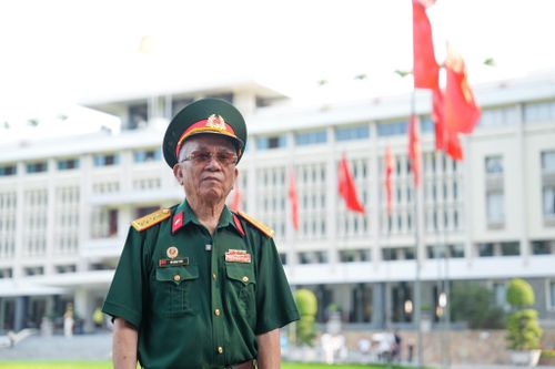 Đứng trước Dinh Độc Lập, người lính năm xưa lặng im hồi lâu. Không còn tiếng súng, không còn khói lửa, chỉ còn lại không gian yên bình. Nhưng chính nơi này, ông và đồng đội đã mở ra cánh cổng độc lập, tự chủ và thống nhất của dân tộc. Nhìn dòng người qua lại trước Dinh Độc Lập, ông Toàn không giấu được xúc động. Thành phố hôm nay là minh chứng rõ ràng nhất cho giá trị của hòa bình, điều mà thế hệ ông đã đánh đổi bằng cả tuổi trẻ.