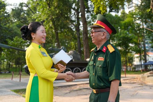 Trở lại chiến trường xưa, ký ức không chỉ có chiến thắng. Đó còn là những gương mặt đồng đội đã nằm lại. Những người lính trẻ tuổi ngày ấy, có người chưa kịp sống trọn tuổi thanh xuân, đã gửi lại tất cả cho ngày toàn thắng.