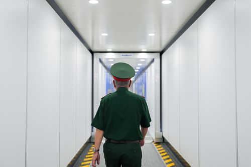 Khi máy bay hạ cánh, ông Toàn lặng người nhìn qua ô cửa kính. Thành phố hôm nay rực rỡ ánh đèn, sầm uất và náo nhiệt. Nhưng trong tâm trí ông, khi hoài niệm - Sài Gòn vẫn là buổi trưa nắng gắt năm 1975, nơi khói súng và tiếng xích xe tăng hòa vào nhau.