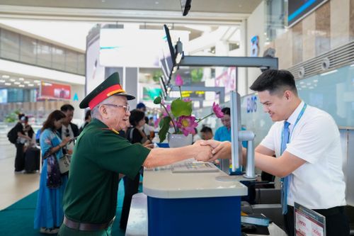 Ở tuổi ngoài 70, mái tóc bạc, bước đi chậm rãi, ít ai nghĩ rằng người đàn ông ấy từng là người chỉ huy chiếc xe tăng húc đổ cánh cổng Dinh Độc Lập. Có những người nhận ra ông Vũ Đăng Toàn, bày tỏ niềm vui, xúc động khi được gặp một chứng nhân của lịch sử.