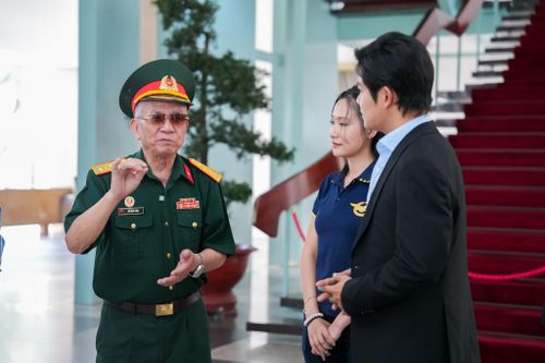 Trở lại những tuyến đường trung tâm, nơi đoàn xe tăng năm xưa tiến vào, ông như sống lại từng khoảnh khắc. Những con phố giờ đây đông đúc, nhưng ngày ấy là nơi từng diễn ra cuộc tiến công thần tốc, quyết định số phận của cả một chế độ.