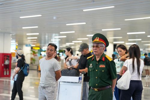 Người lính già đi giữa sảnh sân bay và nhớ về thời khắc lịch sử. Cựu chiến binh Vũ Đăng Toàn kể lại, tiếng động cơ của xe tăng húc đổ cổng Dinh Độc lập ngày ấy rất "ngọt ngào" khi mở ra kỷ nguyên thống nhất của dân tộc. Còn tiếng động cơ máy bay ngày nay cũng "ngọt" theo một ý nghĩa khác, đó còn là tiếng của một thời đại hòa bình, một thời đại đã được đánh đổi bằng xương máu của biết bao người đã ngã xuống.