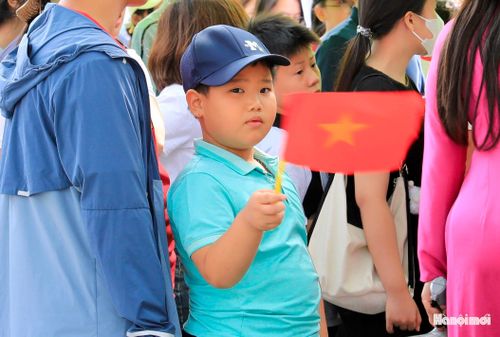 Em nhỏ háo hức trên đường vào Lăng viếng Bác.