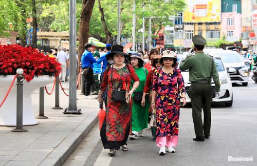 Khoảng hơn 10h, dòng người không ngừng đổ về khu vực phố Ngọc Hà để xếp hàng vào Lăng viếng Bác.