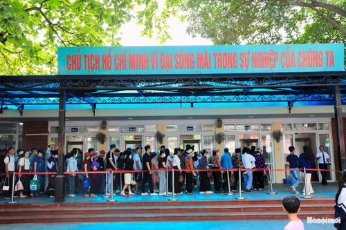 Do lượng người vào viếng đông, nên người dân vào viếng được chia thành nhiều tốp để đảm bảo an ninh, trật tự.