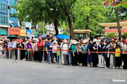 Dòng người xếp hàng vào Lăng viếng Bác.