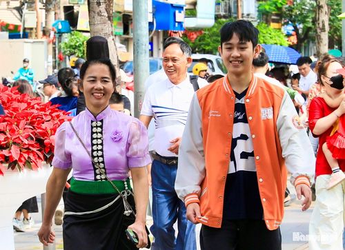 Nét mặt rạng rỡ của người dân tộc khi có dịp vào Lăng viếng Bác.