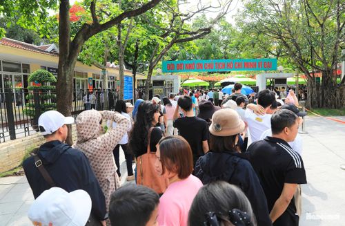Người dân xếp hàng từ phố Ngọc Hà - phố Ông Ích Khiêm - đường Hùng Vương và điểm cuối là Lăng Chủ tịch Hồ Chí Minh tại Quảng trường Ba Đình.