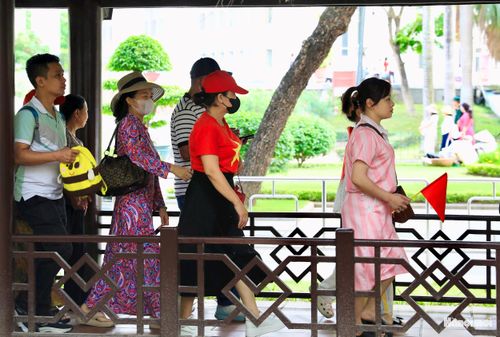 Du khách nô nức vào Lăng viếng Bác.