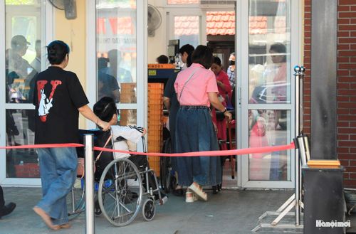 Người khuyết tật được di chuyển theo lối ưu tiên vào Lăng.