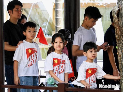 Các em nhỏ với đồng phục áo cờ đỏ sao vàng kèm dòng chữ “tôi yêu Việt Nam”.