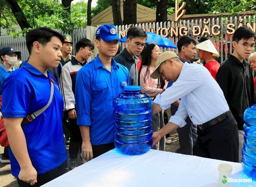 Đoàn viên thanh niên tham gia hỗ trợ nước uống cho người dân.