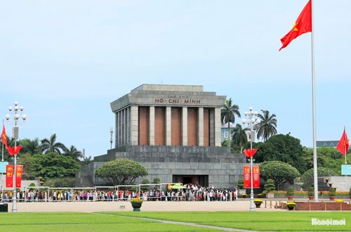Dịp nghỉ đại lễ 30-4 và 1-5 kéo dài 4 ngày, dự kiến người dân vào Lăng viếng Bác sẽ tiếp tục đông trong những ngày kế tiếp.
