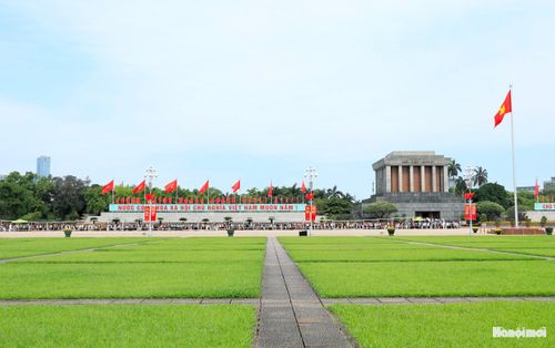 Khoảng 7h sáng, Bộ Tư lệnh Lăng Chủ tịch Hồ Chí Minh đã mở cửa để người dân vào Lăng viếng Bác.