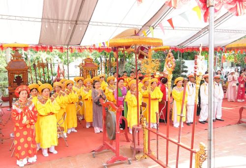 Nhân dân và du khách thập phương tham dự Lễ khai mạc Lễ hội truyền thống Đình làng Phú Diễn năm 2026 trong không khí trang nghiêm, phấn khởi.