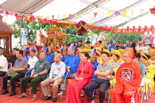 Đại biểu phường Phú Diễn cùng khách thập phương và nhân dân dự khai mạc Lễ hội truyền thống Đình Phú Diễn năm 2026