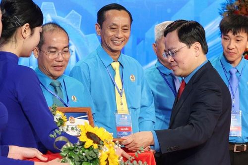 Đồng chí Nguyễn Anh Tuấn, Chủ tịch Tổng Liên đoàn Lao động Việt Nam trao thưởng, tuyên dương các chủ tịch Công đoàn cơ sở xuất sắc tiêu biểu. Ảnh: Hải Nguyễn.