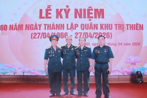 Ông Du (thứ hai từ trái sang) hội ngộ các đồng đội cũ tại Lễ kỷ niệm 60 năm Ngày thành lập Quân khu Trị Thiên. Ảnh: Khánh Ly