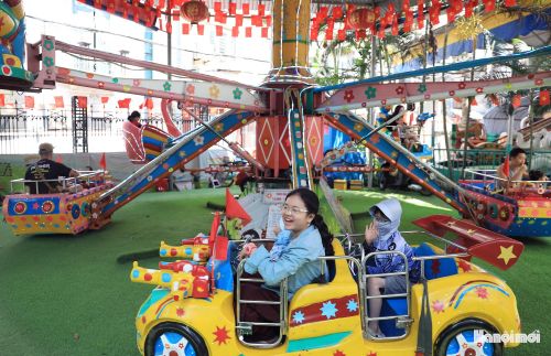 Các em nhỏ thích thú khi tham gia trò chơi tàu lượn.