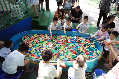 ... và câu cá thu hút được nhiều trẻ nhỏ.