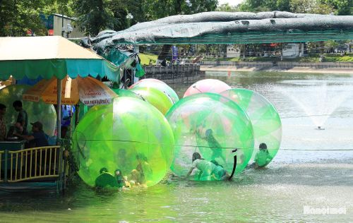 Trò bóng nước trên hồ Thủ Lệ...